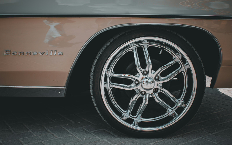 Advantages and Disadvantages of Bigger Rims on Classic Cars